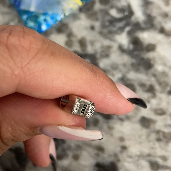 Letter R charm - Picture 3 of 4